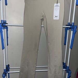 ALO Yoga Airbrush High-Waist Flutter Legging in Sand